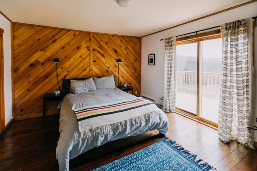 House Tour A Cozy Mountain Cabin in the Catskills Apartment Therapy